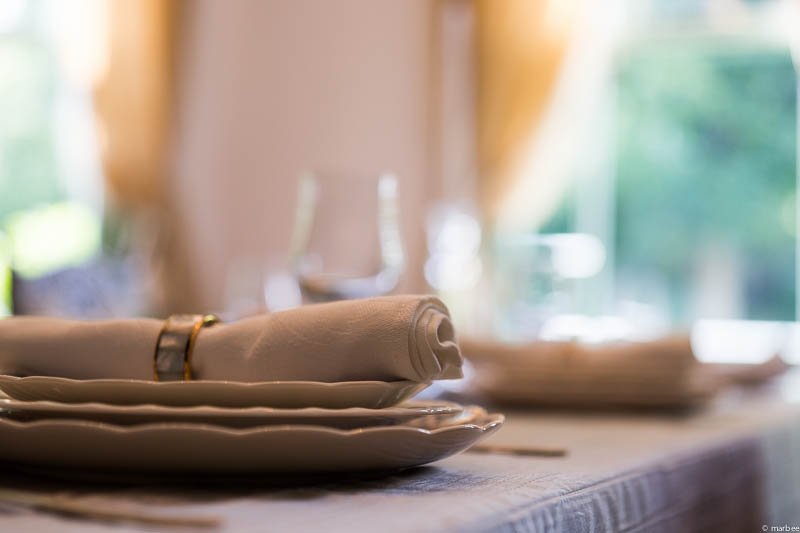 ブラフ18番館テーブル