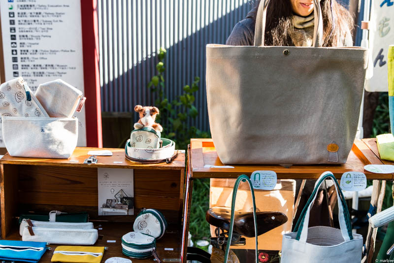 谷根千で自転車を使ってカバンを売り歩いているオネーサン