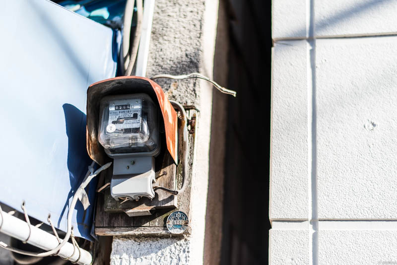 古びた電気メータ