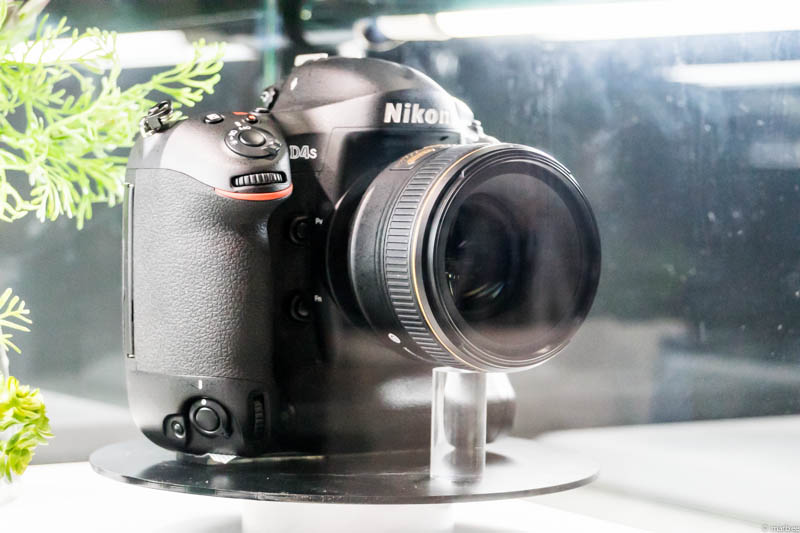 Nikon D4s 斜め前