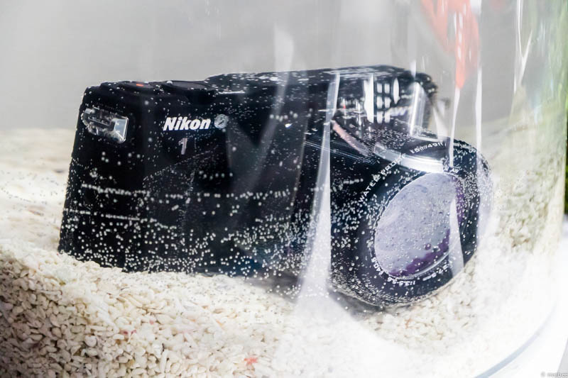 Nikon1 AW1 水槽の中