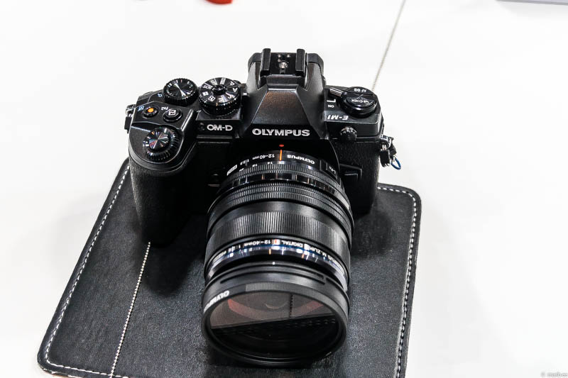OLYMPUS OM-D E-M1 上面