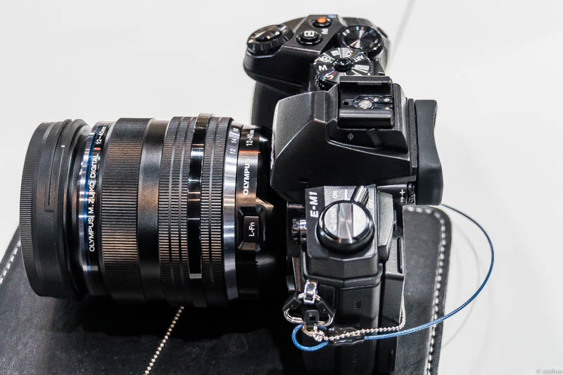 OLYMPUS OM-D E-M1 側面