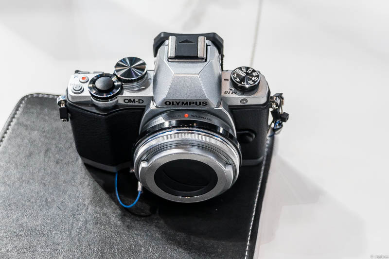 OLYMPUS OM-D E-M10 正面 レンズ収納状態