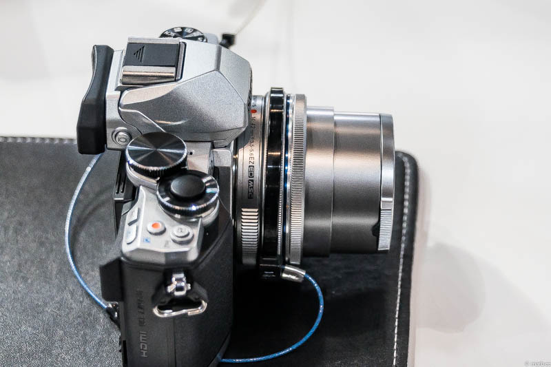 OLYMPUS OM-D E-M10 側面