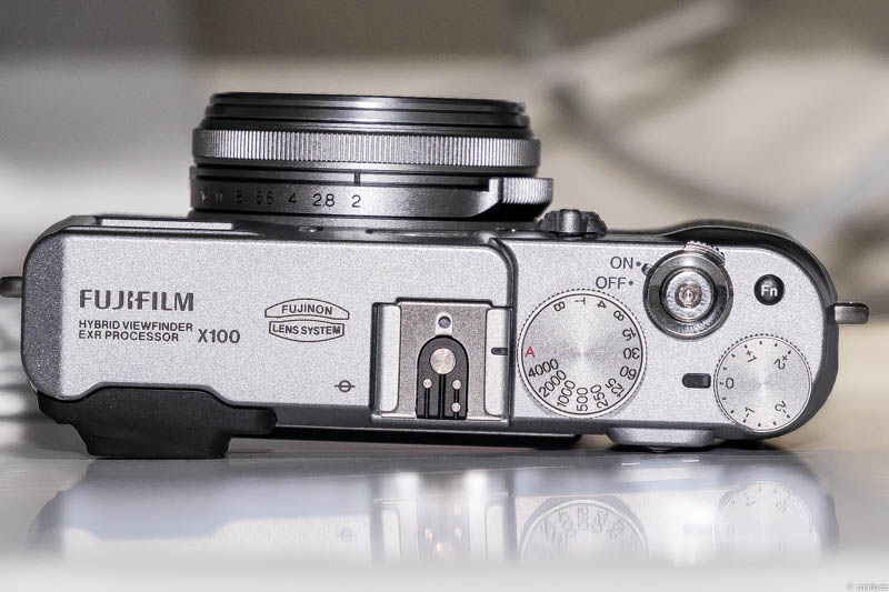 FUJIFILM X100 上面