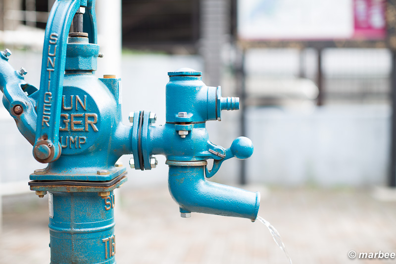 井戸のポンプ RAW撮って出し 露出補正+2