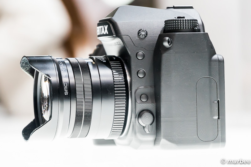 Kマウント フルサイズデジタル一眼レフカメラ モック 左側面