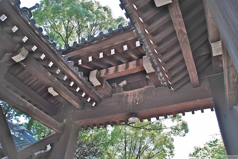 入り口の門の裏 入り口の門の裏