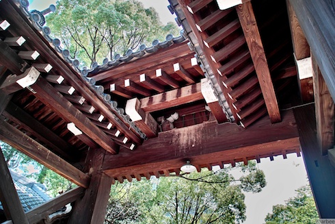 神社の入り口のウラ側 神社の入り口のウラ側