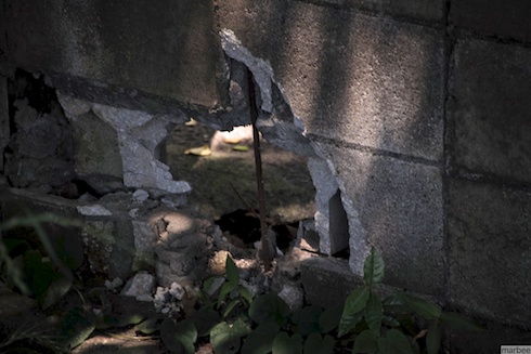 穴の開いた壁 穴の開いた壁