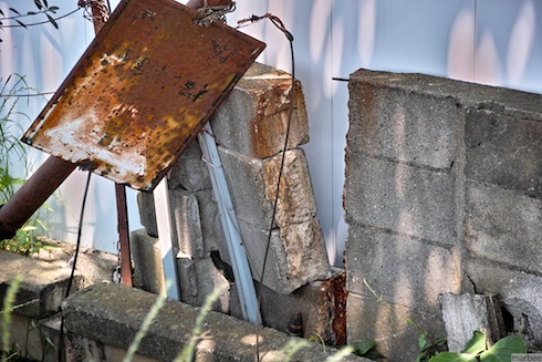 寂れたブロック塀 寂れたブロック塀