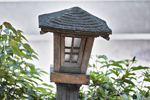 斜めに立った灯籠? 斜めに立った灯籠?