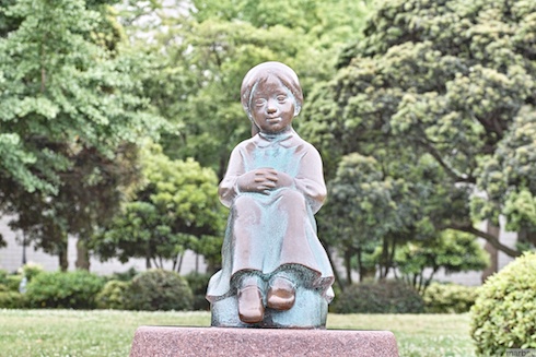 赤い靴履いた女の子の像