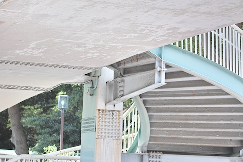 野毛山動物園と公園の陸橋を下から見た