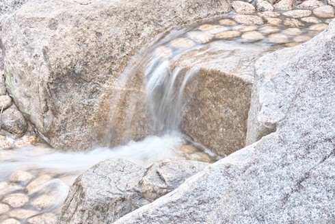小さな小さな滝