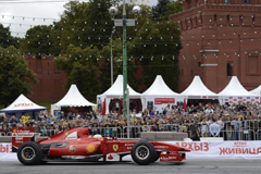 小林可夢偉フェラーリF1デモ走行