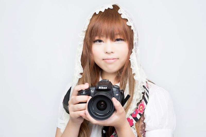 一眼レフを持つゆるふわな女の子 あみ