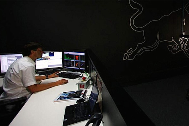 レッドブル 「ソフトウェア部門は18時間シフトで必死に作業している」