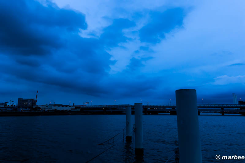 夕方と夜の間 ここは海の入り口