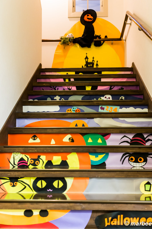 山手234番館の階段ハロウィーン仕様