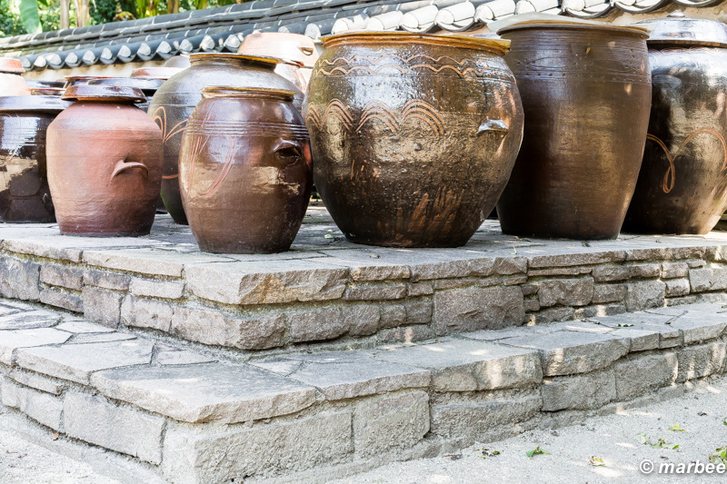 韓国庭園 この壺でキムチは作っていない