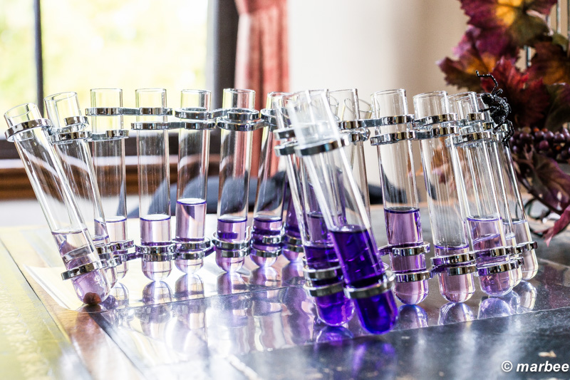 ハロウィーン 紫色の液体が試験管で