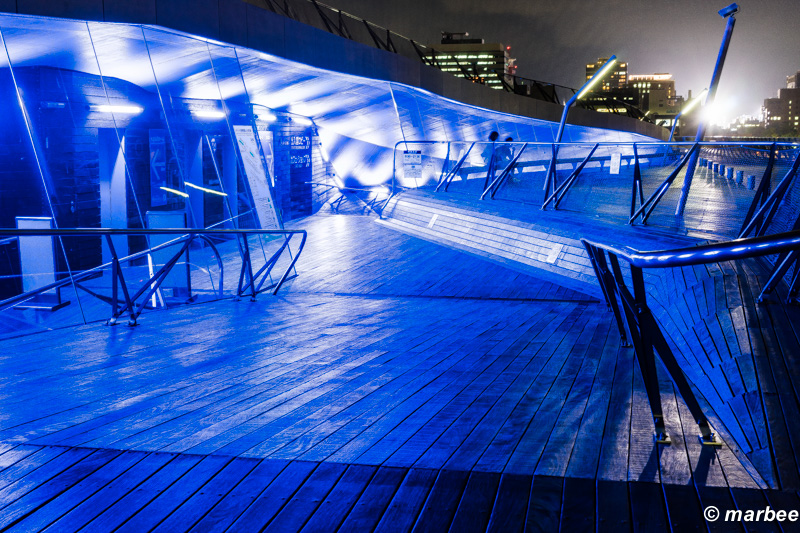 横浜の夜景 青い世界