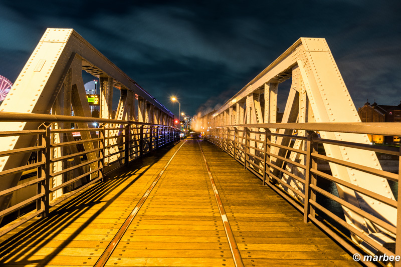 横浜の夜景 夜の橋 人通りはあるが映らない