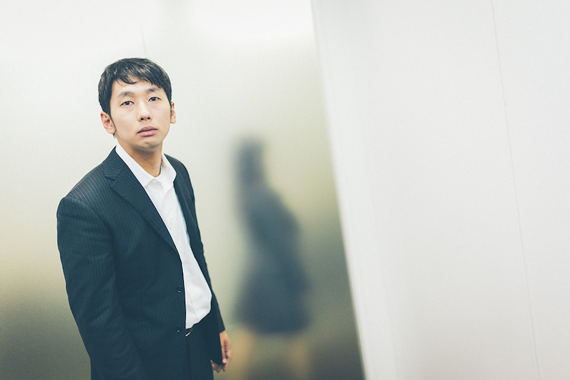 突然の解雇を告げられ呆然とする明日から無職の男性 ［モデル：大川竜弥 Lala］