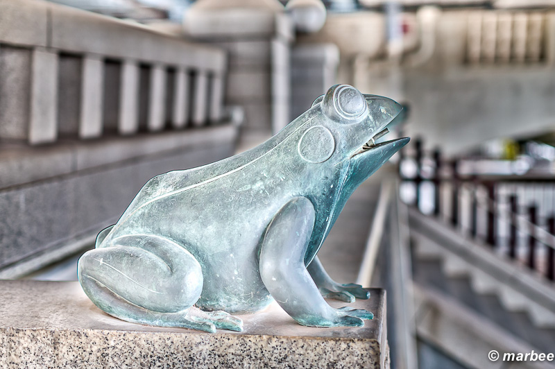 カエルさんの石像 なぜ東京の下町に？