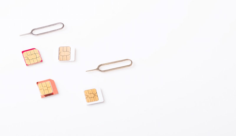 カットされたSIMカード