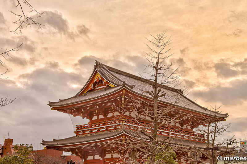 浅草寺 ライトアップで有名だが夕焼けも良い