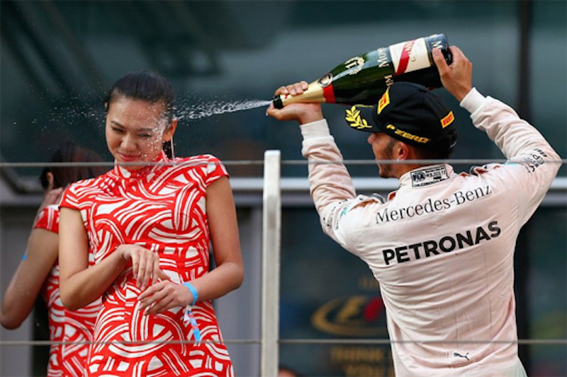 ルイス・ハミルトン、表彰台で女性にシャンパンをかけた行為に非難