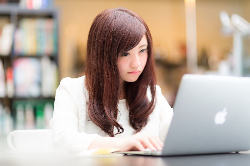 なかなか仕事が捗らない新卒の女の子 ［モデル：河村友歌］