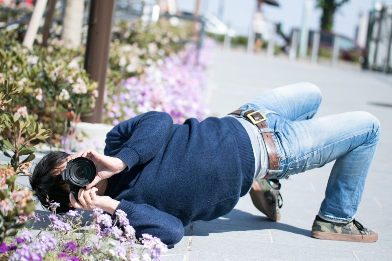 撮影に集中するとイナバウアーを披露するクセがあるカメコ ［モデル：大川竜弥］