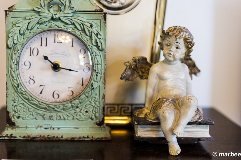 写真 小さな天使 彼は本の上に居る
