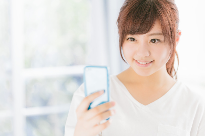 スマホで健康管理を行う意識の高い女性 ［モデル：河村友歌］